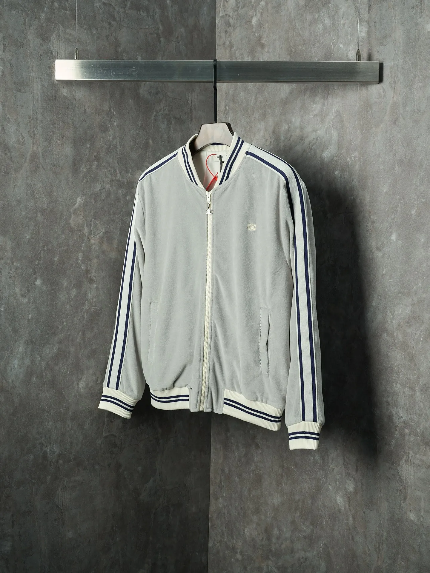 [Real auction] Celine/Celine Arc de Triomphe embroidered suit zipper jacket (new color, taupe and blue) [In Stock] S M L XL custom-made cloud soft twin velvet matte cotton sateen, soft and waxy touch, skin-friendly like a cloud wrap, with taupe blue as the main tone. The iconic CELINE Arc de Triomphe embroidery wakes up on the gray mist suede, fully recognizable. The contrasting ribbon is like a shooting star across the shoulder and arm. The metal zipper glows with cold light. The visual impact between movement and movement. The stand-up collar cuts neat lines, both rigid and soft. When taken apart, it is a style item. When worn together, it is an atmospheric aesthetic. Suits are worn for worry-free wear. Adopt imported machine embroidery technology. Use advanced computer control systems and precision mechanical components to realize the Arc de Triomphe embroidery work. High precision. The lines are smooth and delicate. The fabrics have been washed and have a better hand feel. Not easy to deform, not easy to shrink, not easy to fade. Maintain long-term beauty and fit.